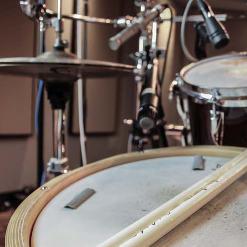 White snare drum with wooden hoops used on this up tempo Funk groove