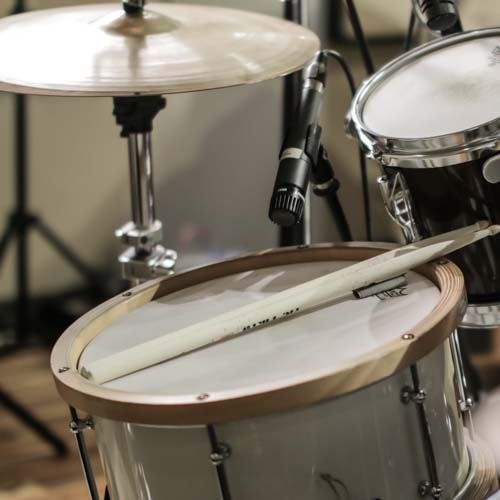 White snare drum with wooden hoops used on this Shuffle Funk groove